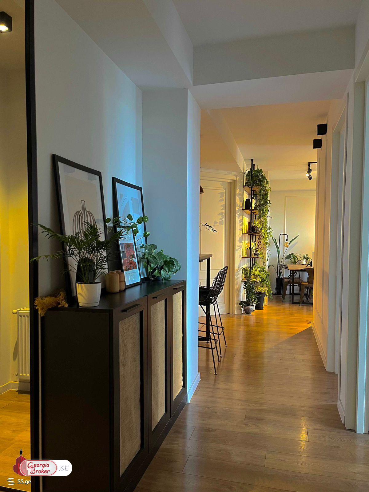 იყიდება ახალი გარემონტებული 5 ოთახიანი ბინა